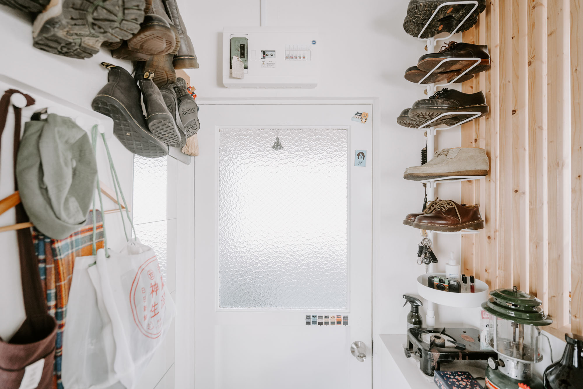 狭い玄関も おしゃれに見せる 靴やコートの収納実例まとめ Goodroom Journal