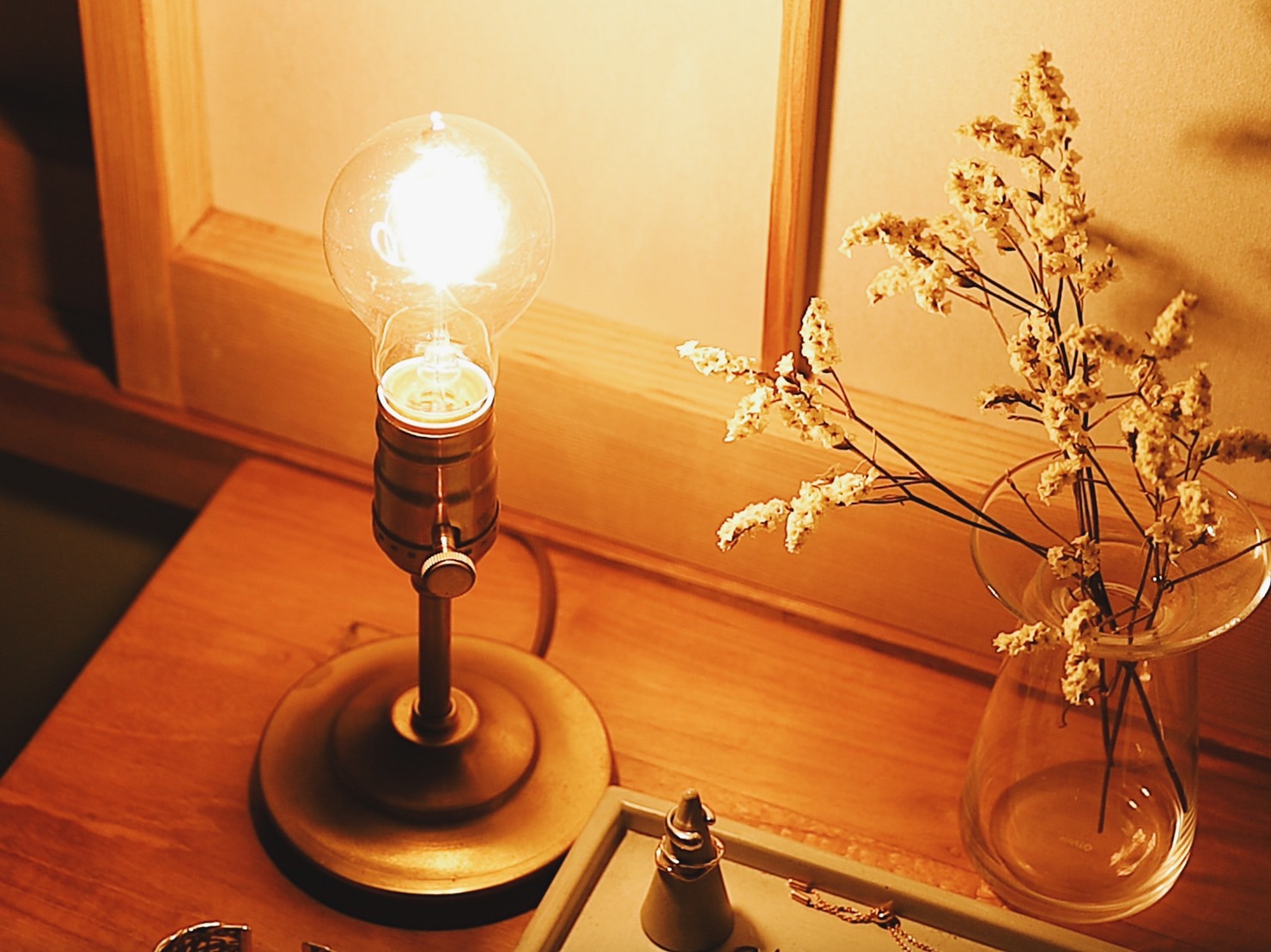 ネジの部分で明るさが二段階に調整できる真鍮のスタンド。別売りのエジソンランプを取り付けられ、アレンジもできちゃいます。和室のあるお部屋に住む際に真似したいアイテムのひとつです。ちなみに、ランプの見た目の可愛さと暖色系の明かりに癒され、就寝前の時間が充実したんだとか。(このお部屋を見る)