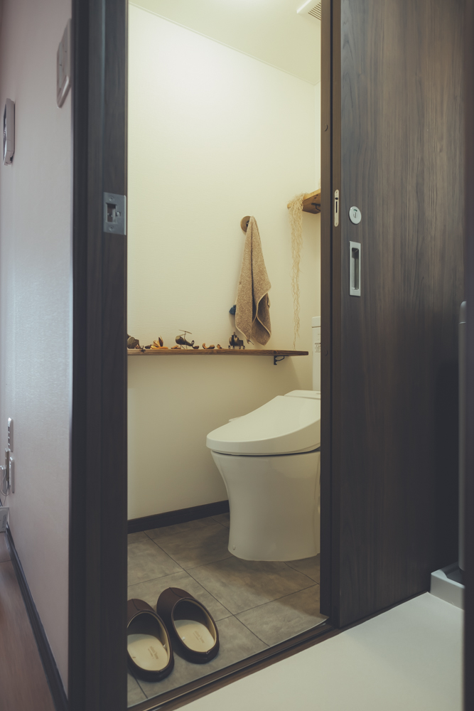 これらのスペース意外にも、トイレはクッションシートを貼って、使い勝手の良い棚や掛ける収納を追加。各スペースにDIYでの工夫が見られます。