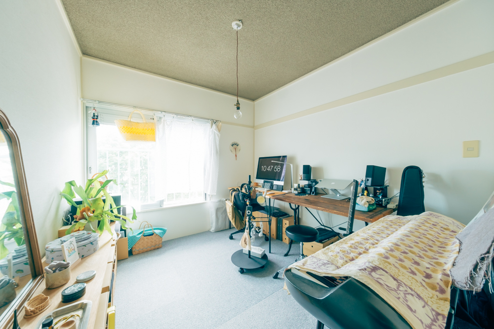 2部屋ある和室のうち、1部屋はワークスペースに。タイルカーペットを敷くことで他のお部屋とは少し雰囲気を変え、“仕事感”を演出。
