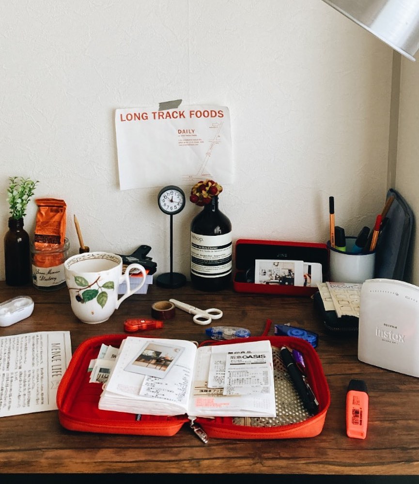 Instagramで公開されている #desk_log。小さなテーブルでも、好きなものを楽しく並べて暮らしていらっしゃる様子がとても素敵です。