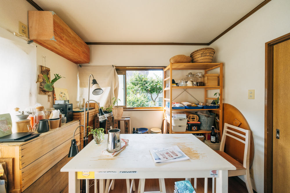 都心とは思えない緑あふれる環境で生活をしていらっしゃるinabauskさん。1Kのお部屋の中には、日ごろされている料理の道具や園芸用品などがたくさん置かれています。木箱などもたくさんあって、温かみがある空間です。