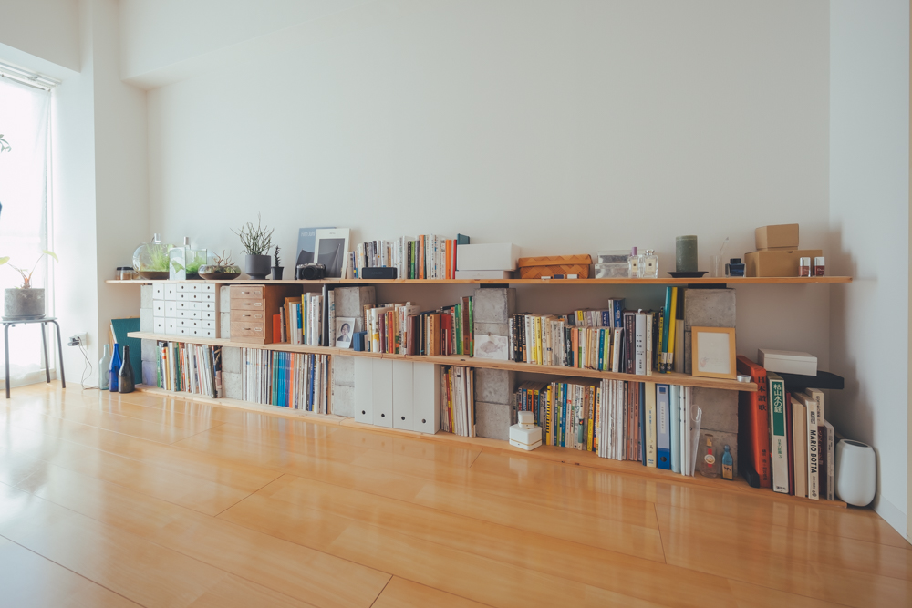 書斎にある棚も、ホームセンターで手に入る木の板とブロックを使って自作。