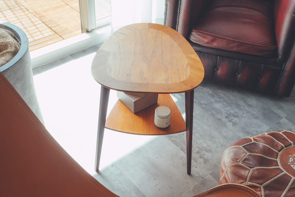 この絶妙な形に一目惚れして購入されたというサイドテーブルは、デンマークのヴィンテージのもの。
