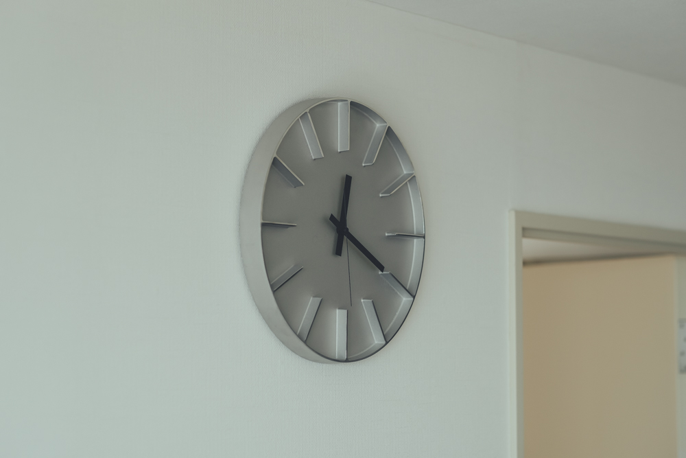 時間を気にしすぎることがないよう主張の強すぎないものを探されていたという時計。LemnosのEdge Clockはアルミ一体成型でシンプルながらディテールに凝った逸品です。