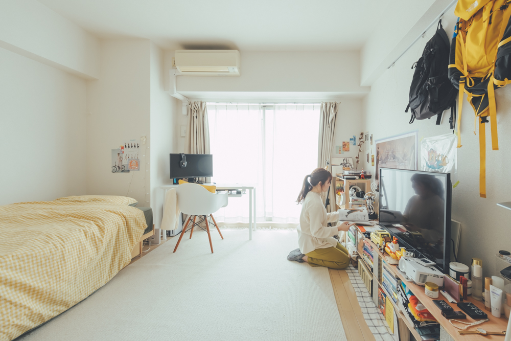 進学をきっかけに上京してから複数の賃貸で生活をしてきたmayukoさん。どのお部屋も立地が良く、スペースはコンパクトなものばかりだったそう。今回のお部屋も限られたスペースでご自身の好きを詰め込んだ空間作りが特徴的です。
