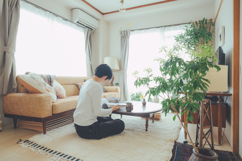 築40年の温かみのあるお部屋に、琴線に触れた美術作品を足していく 