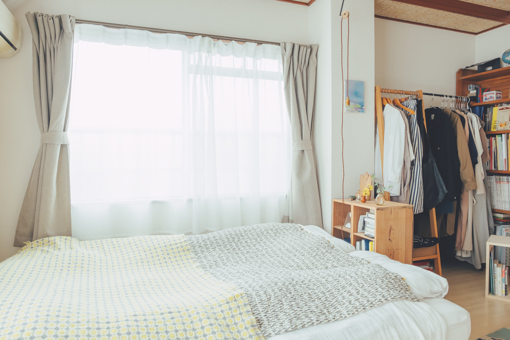 ワンルームであれば、ベッドリネンやベッドカバーなどで変化をつけると、ぐっとお部屋の印象が変わりそう。リネン素材は肌触りもいいので、ぐっすりと眠る安眠効果もありそうです。