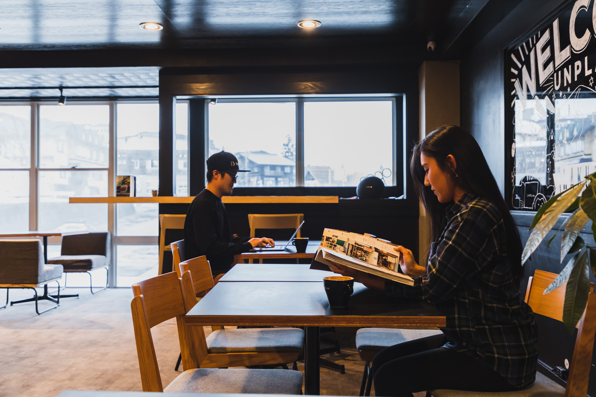 UNPLAN Village Hakuba1 の1Fにあるカフェスペース。落ち着いた雰囲気で24時間ご利用いただけます。もちろん、仕事をすることも可能です。音楽が流れていたり、人の往来も多いので、人の気配を感じながら仕事をしたいときにおすすめ。