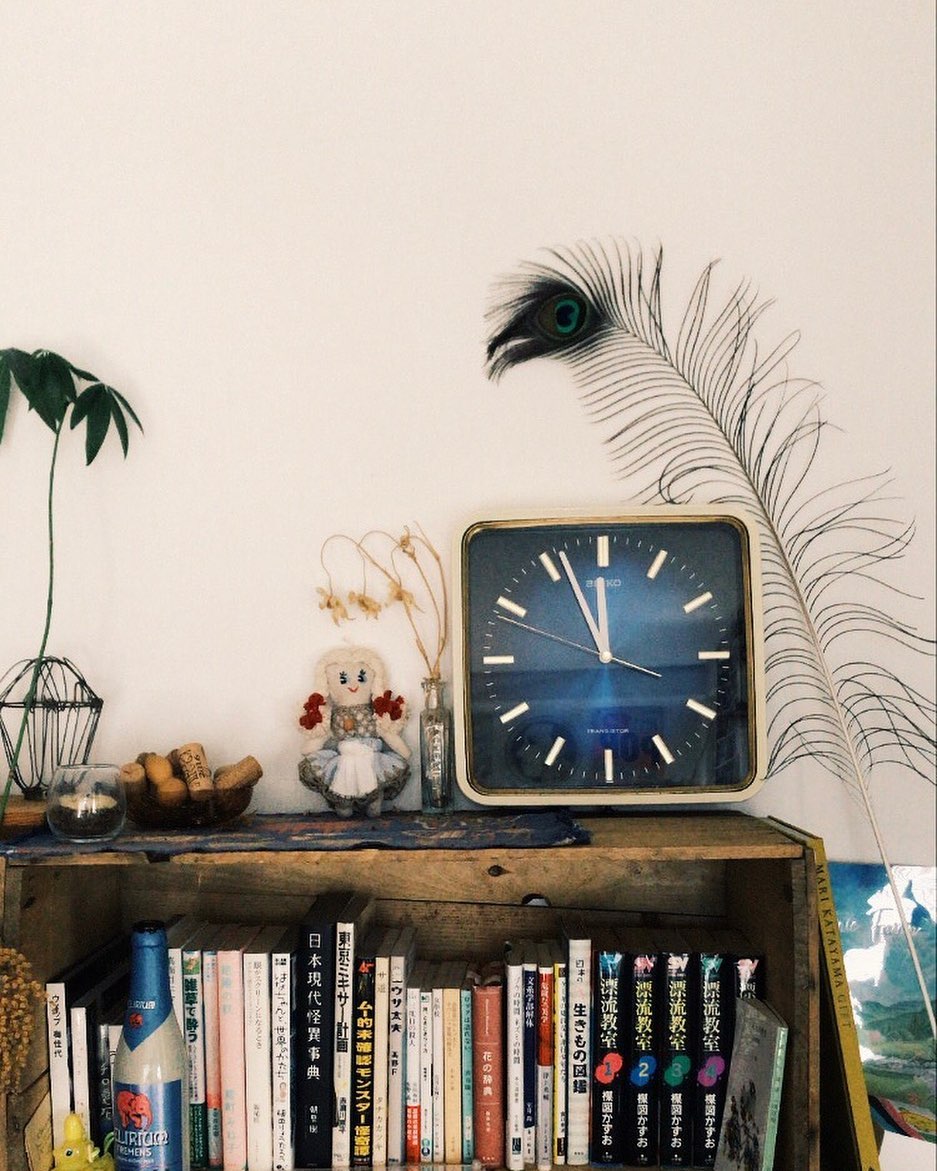 本棚の上に置かれたSEIKOのアンティーク時計は、山梨のアンティークショップ「仁」で偶然見つけられたものだそう。時計は毎日見るもので、かつ部屋の印象を決めるアイテム。気に入るデザインをずっと探していたときに一目惚れしたのだとか。