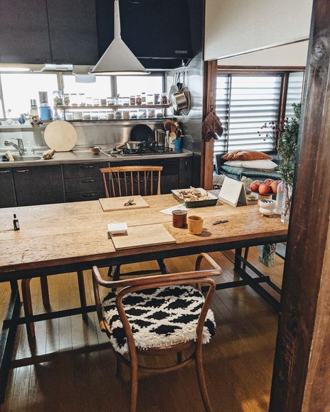 益子にある仁平古家具店は、取材させていただいた中でも多く拝見する機会がありました。こちらのお部屋ではまず、ダイニングテーブルを。「人がたくさん集まる家にしたい」と幅180cmある、大きめのものを選ばれています。