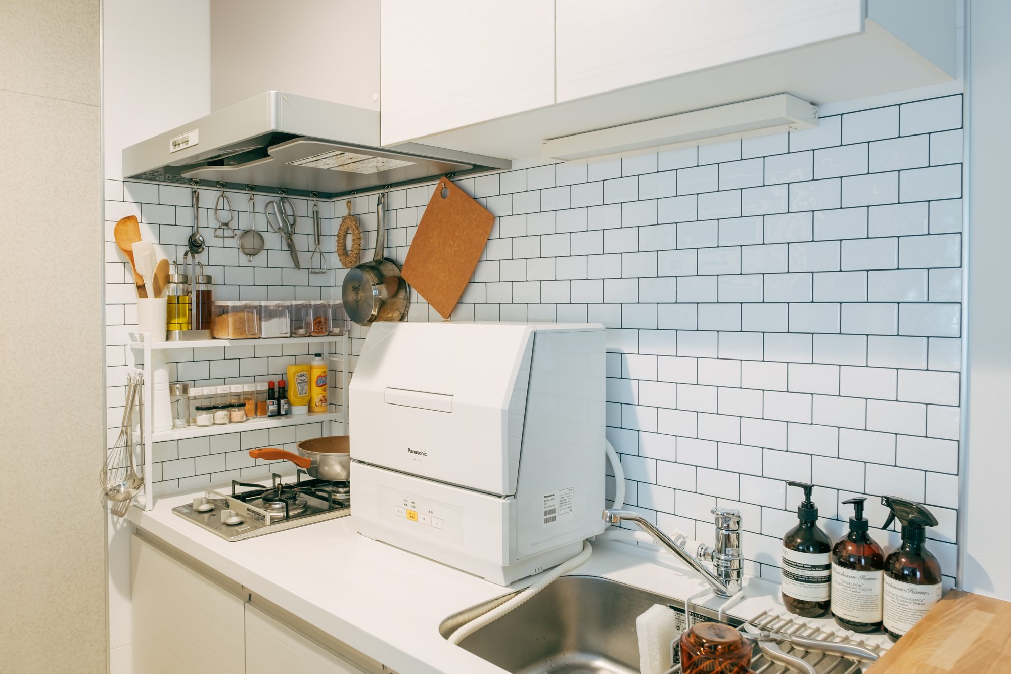 家事の手間を軽減し、二人でゆっくり過ごす時間を増やしてくれる食洗機は、やはり「導入してよかった」と感じる人の多いアイテムです。小さなキッチンでも無理なく導入できるサイズ、デザインのものも色々と出ていますよ。