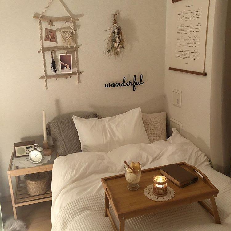こちらのお部屋でも、ベッドサイドにカレンダー柄のファブリックポスターを掛けています。布物を挟んで飾れる木枠を上手に使っていますね。