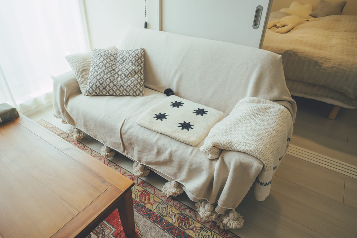 大判のブランケットを、ソファに掛けてソファカバーとして活用されているお部屋。簡単に模様替えができて、季節ごとに肌触りの違うものに変えると気分も変わりそうですね。