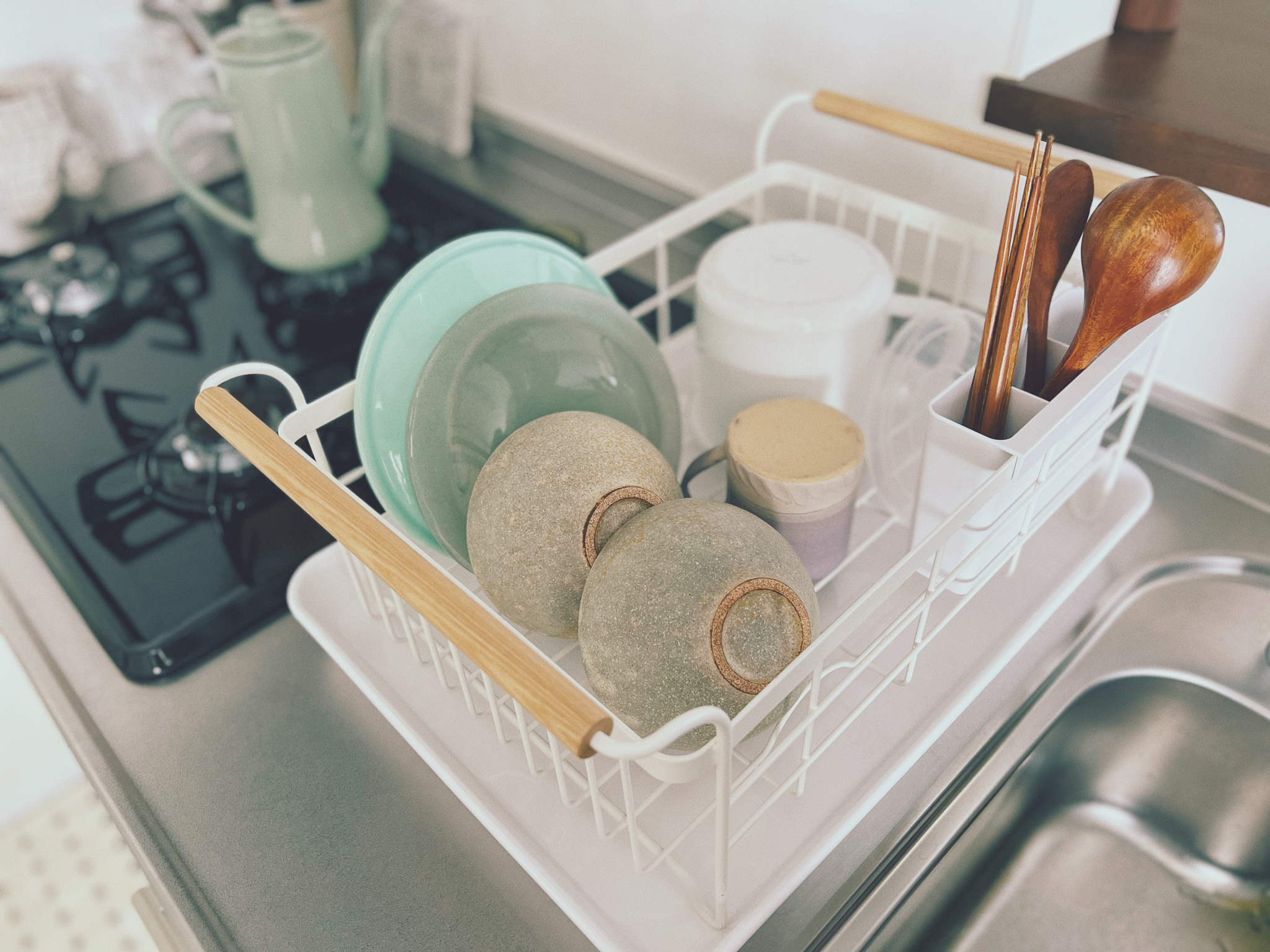 二人暮らし分の洗い物なら難なく入る、サイズ感も便利だそう。取っ手部分には洗ったタオルや布巾をかけておけるのも良いですね。