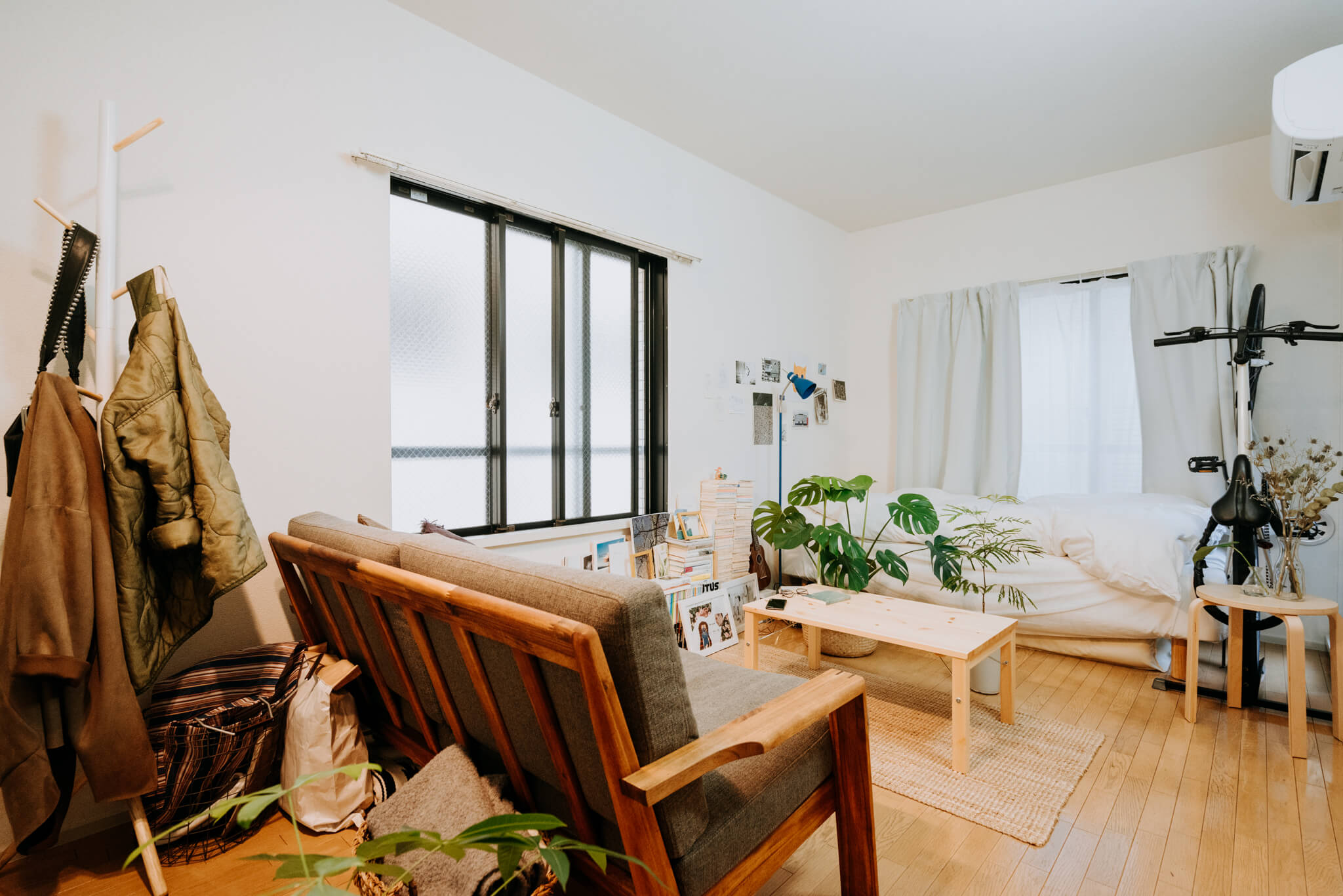 アイリストの神山エリカさんが東京で暮らしはじめたお部屋は、7.5畳のワンルーム。ラフにまとめられた中にもセンスが光る、居心地の良い空間です。