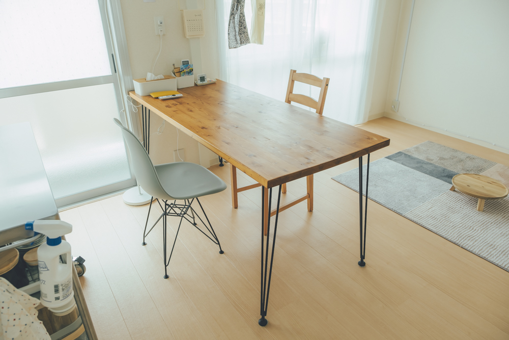 1日で最も多くの時間を過ごす場所だというダイニングテーブルは、一人暮らしでも少し大きめのものを。LOWYAのダイニングテーブルは、すっきりとしたスチール脚のデザインが部屋を広く見せてくれます。（このお部屋はこちら）