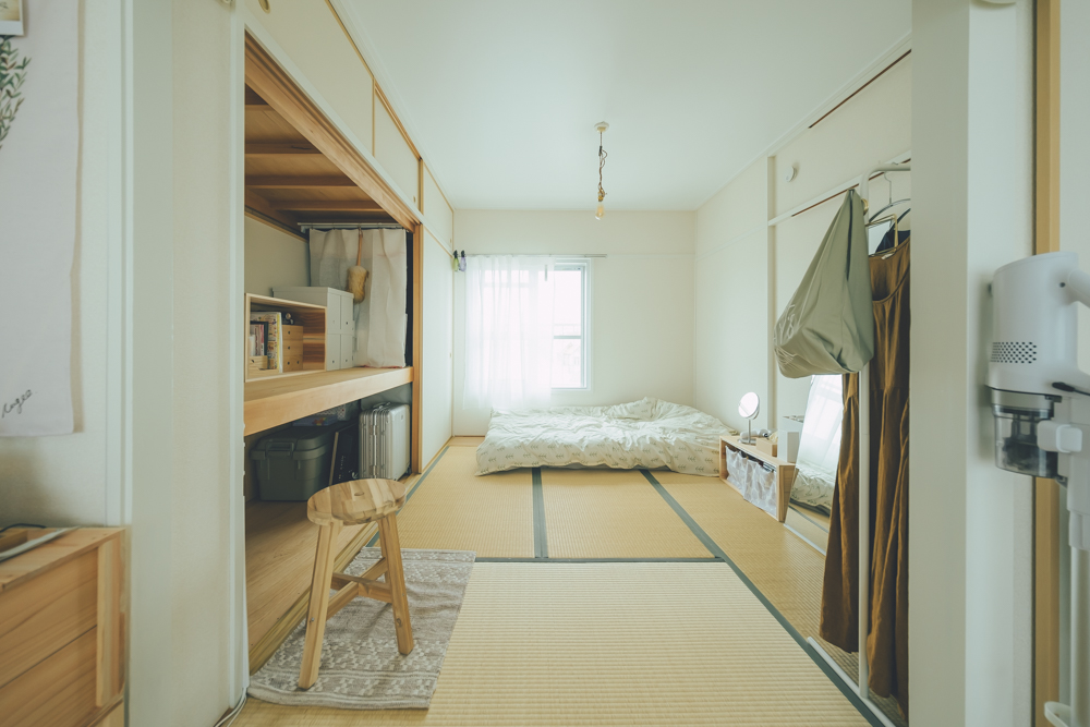北側の6畳の和室はベッドルームとして使われていました。「一部屋ぐらい、畳の部屋があるほうが落ち着きます。畳なら、ベッドを買わなくてもいいのも楽でした」