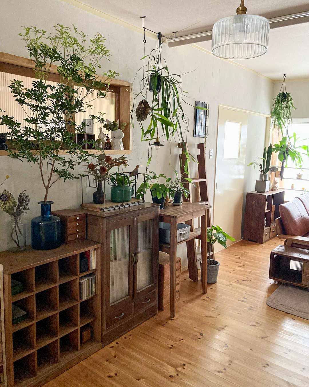 形も来歴もそれぞれ違う木の家具がうまく調和して並んでいて、憧れてしまうお部屋です。