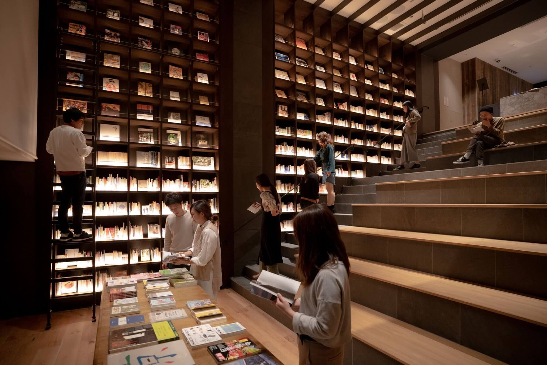 「TUNE STAY KYOTO」の京都にまつわる書籍を 2000 冊以上取りそろえた本屋