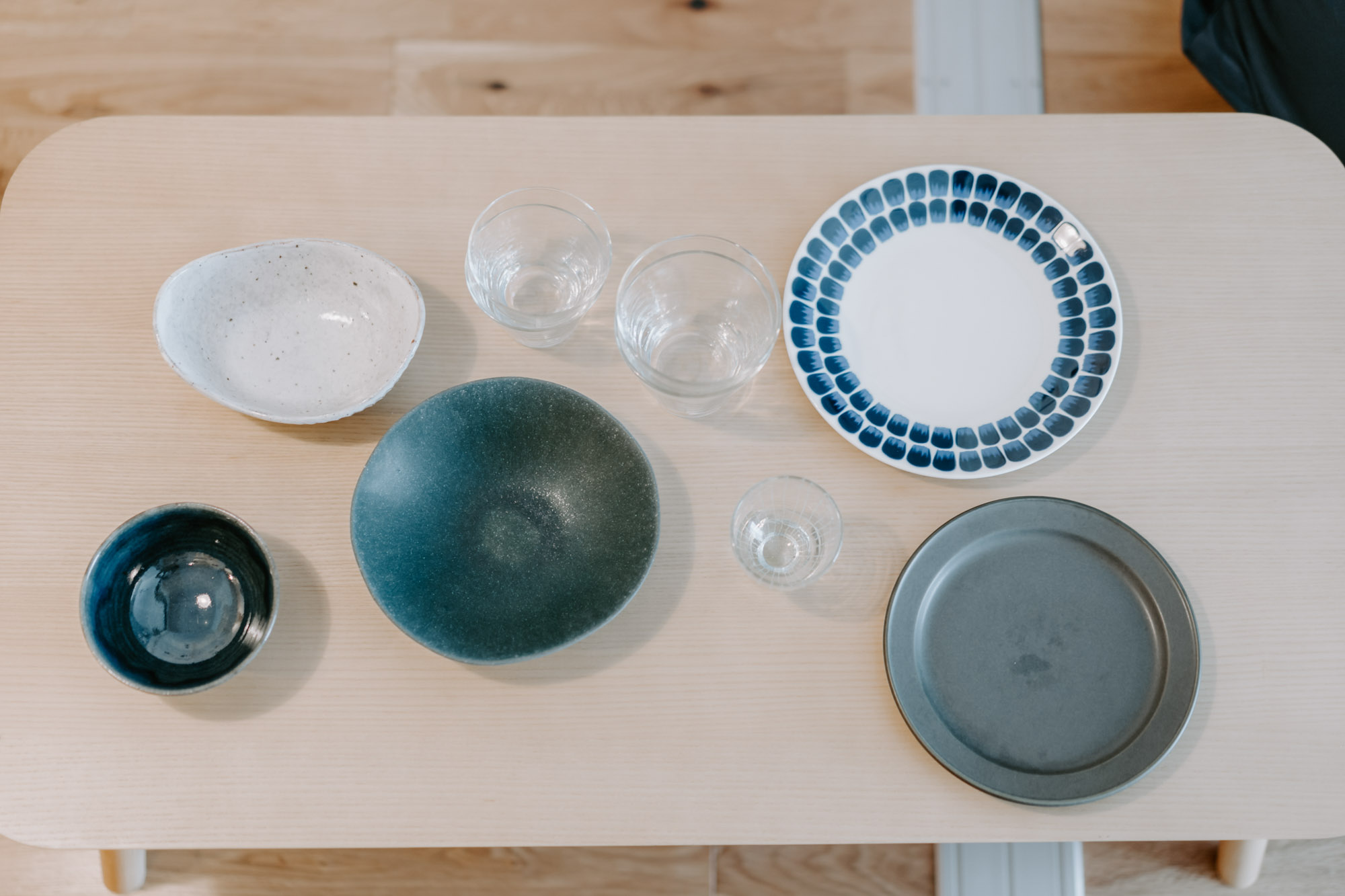 いろいろな場所で購入し、集めている器。青いお皿は鎌倉で。ガラスの器はおおやぶみよさんという作家さんのもの。