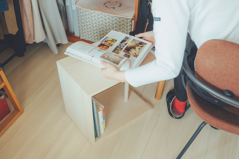 バウハウスを象徴するデザインの「ウルムスツール」。縦にしても横にしても使え、「仕事で使う資料を⽴てかけておいたり、仕事中にサイドテーブルとして使ったりできるので、すごく使い勝⼿が良いです」(このお部屋はこちら)