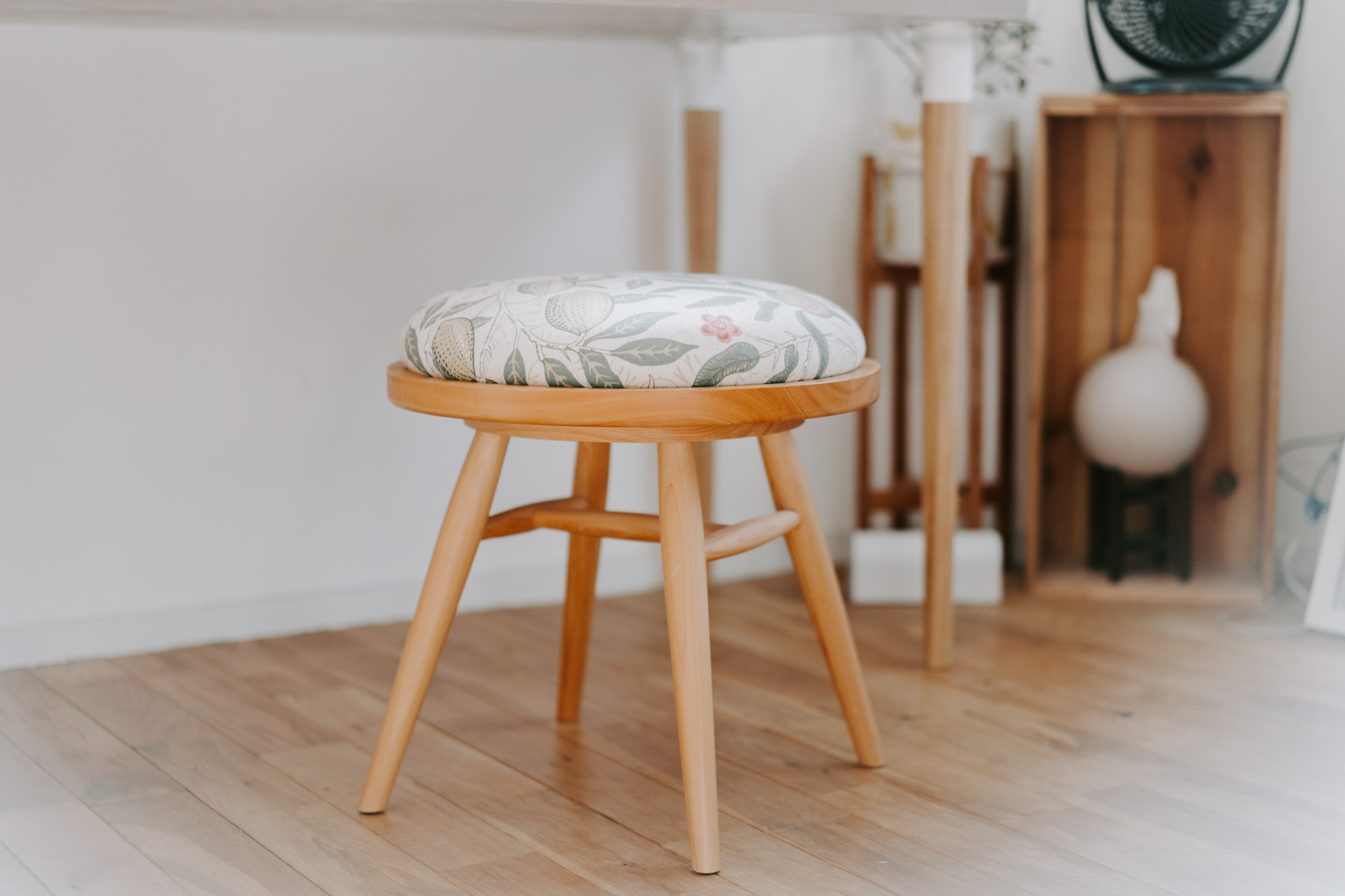 椅子としてはもちろん、クッションをはずすとサイドテーブルに。クッションは座布団としても使えるホタルスツールは一人暮らしの部屋にぴったり。いろいろな色・柄があり選ぶ楽しさもあります。