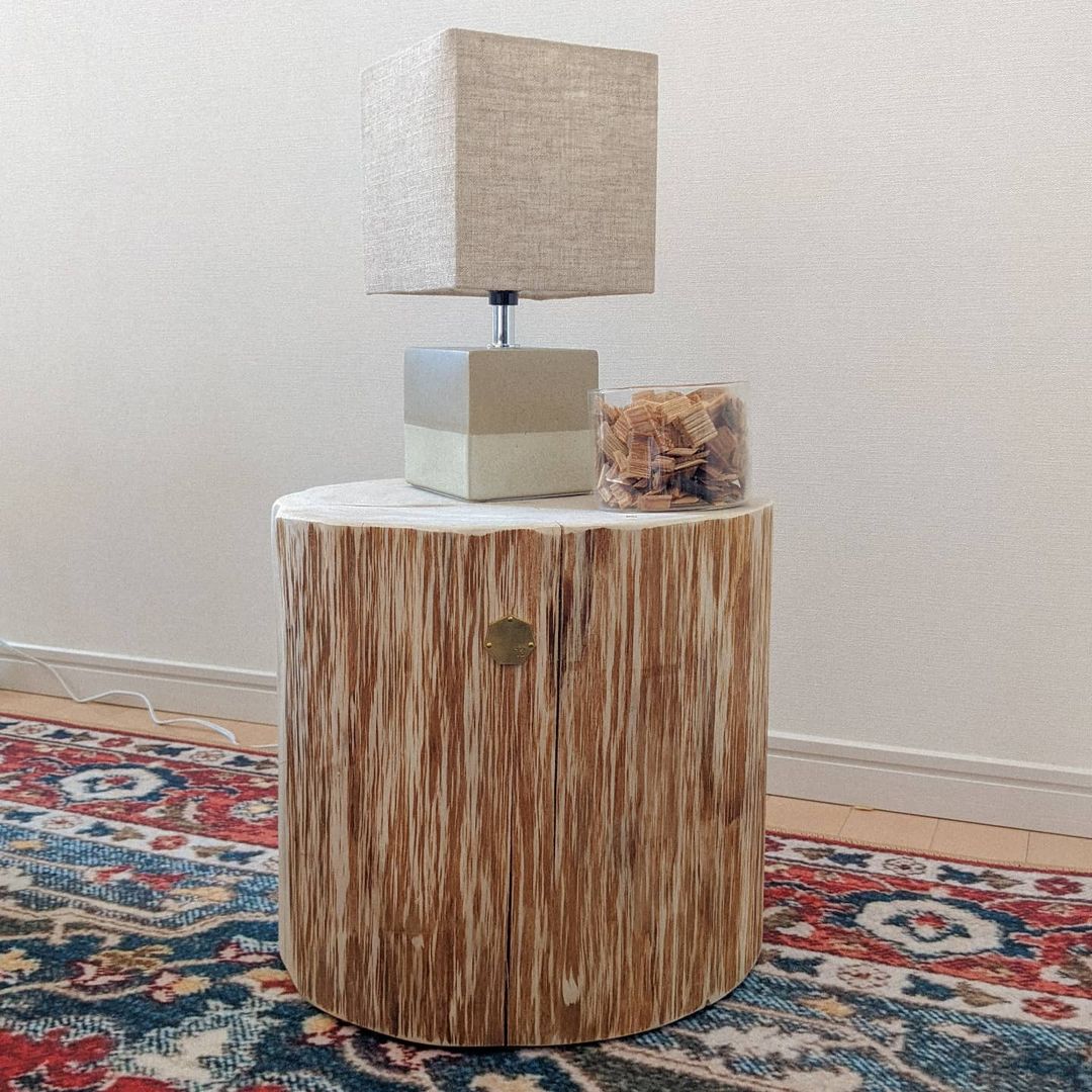 置いているだけで周囲にヒバのいい香りが漂うというローテーブル。丈夫なのでスツールとしても使用できるそう。(アイテム紹介はこちら)