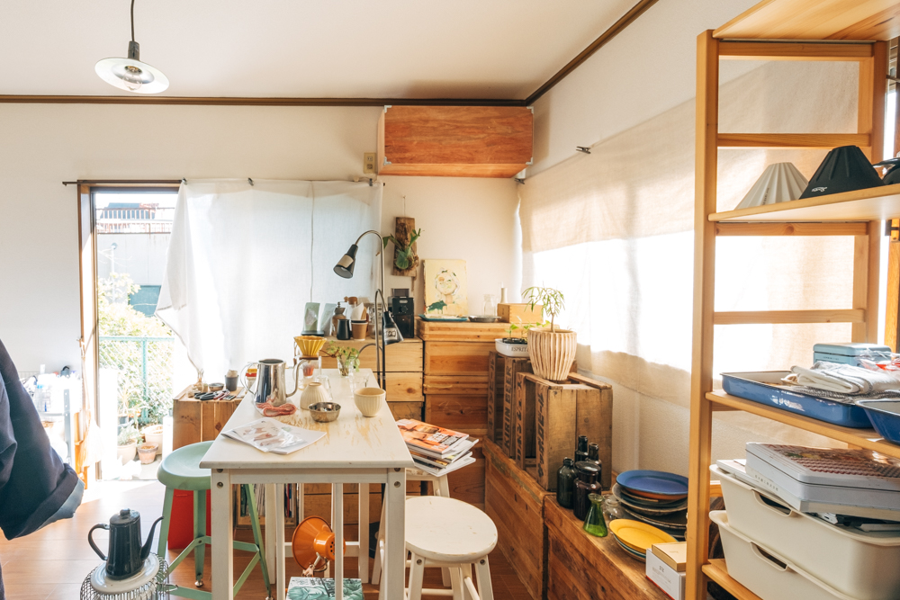 東京は文京区、都内の中心地とは思えないような緑溢れる環境で、園芸に料理と暮らしの楽しみ方を見つけ、それを周りの人にも共有する。思い入れのあるものに囲まれた空間を大切にされているinabauskさんのお部屋を紹介します。