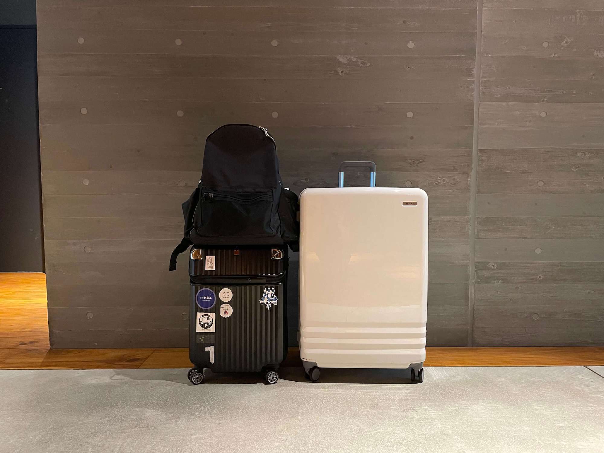 Azusaさんの手荷物はこちらの3つ。一週間の旅行サイズのスーツケースと機内持ち込みサイズのスーツケース、そして普段愛用しているリュックです。