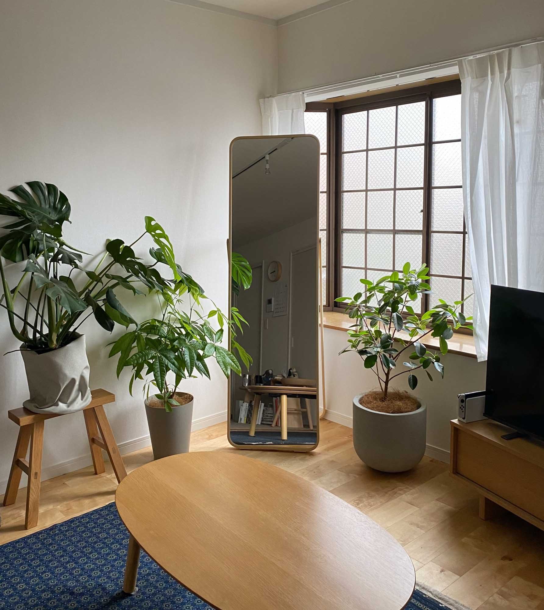 収納も兼ねたIKEAのミラー、椅子にもテーブルにもなる個性派スツール