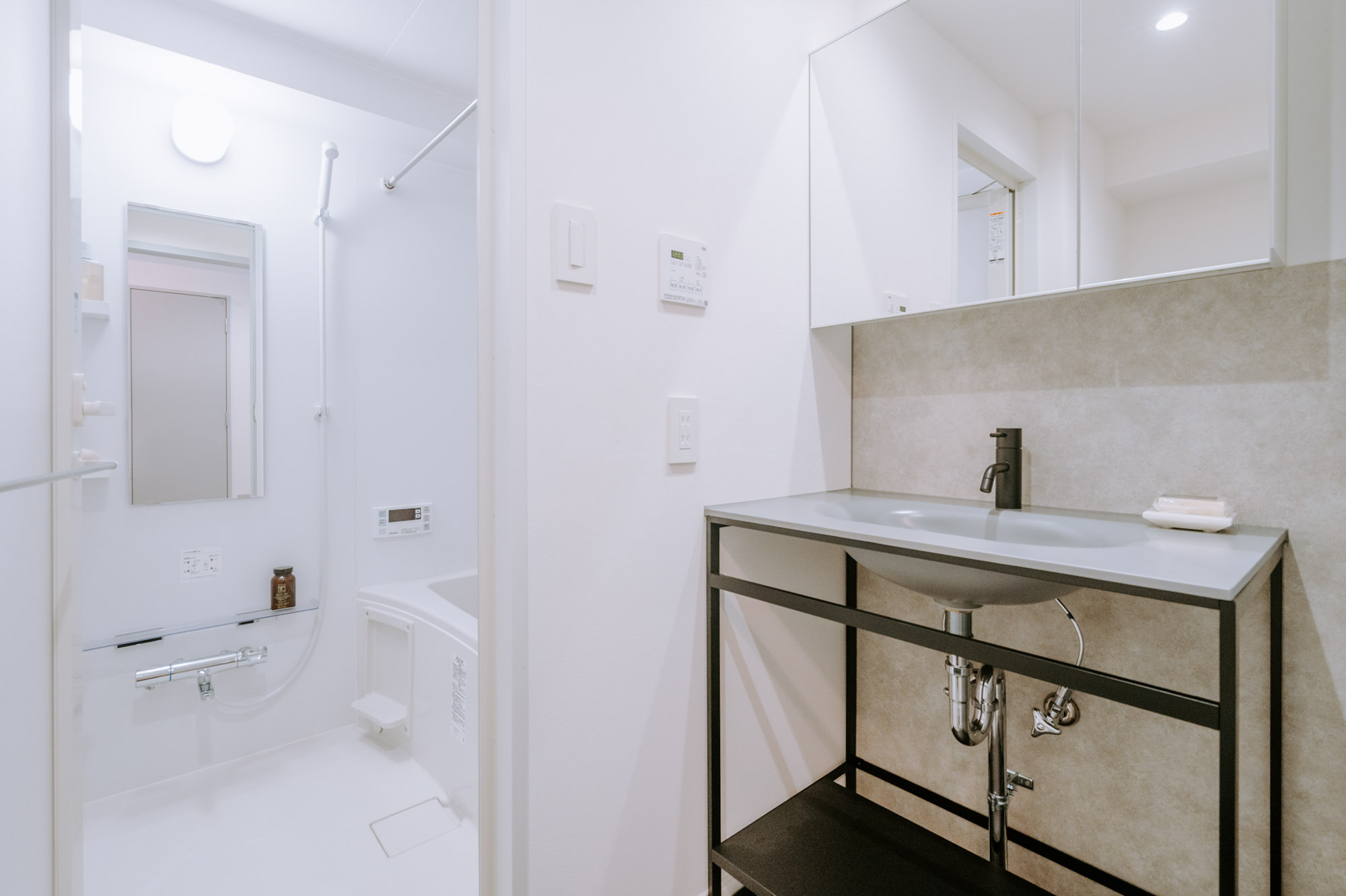 バスルームには、デザインのいい独立洗面台。浴室乾燥はもちろん、暖房、涼風といった機能も備わっていて快適に過ごせます。