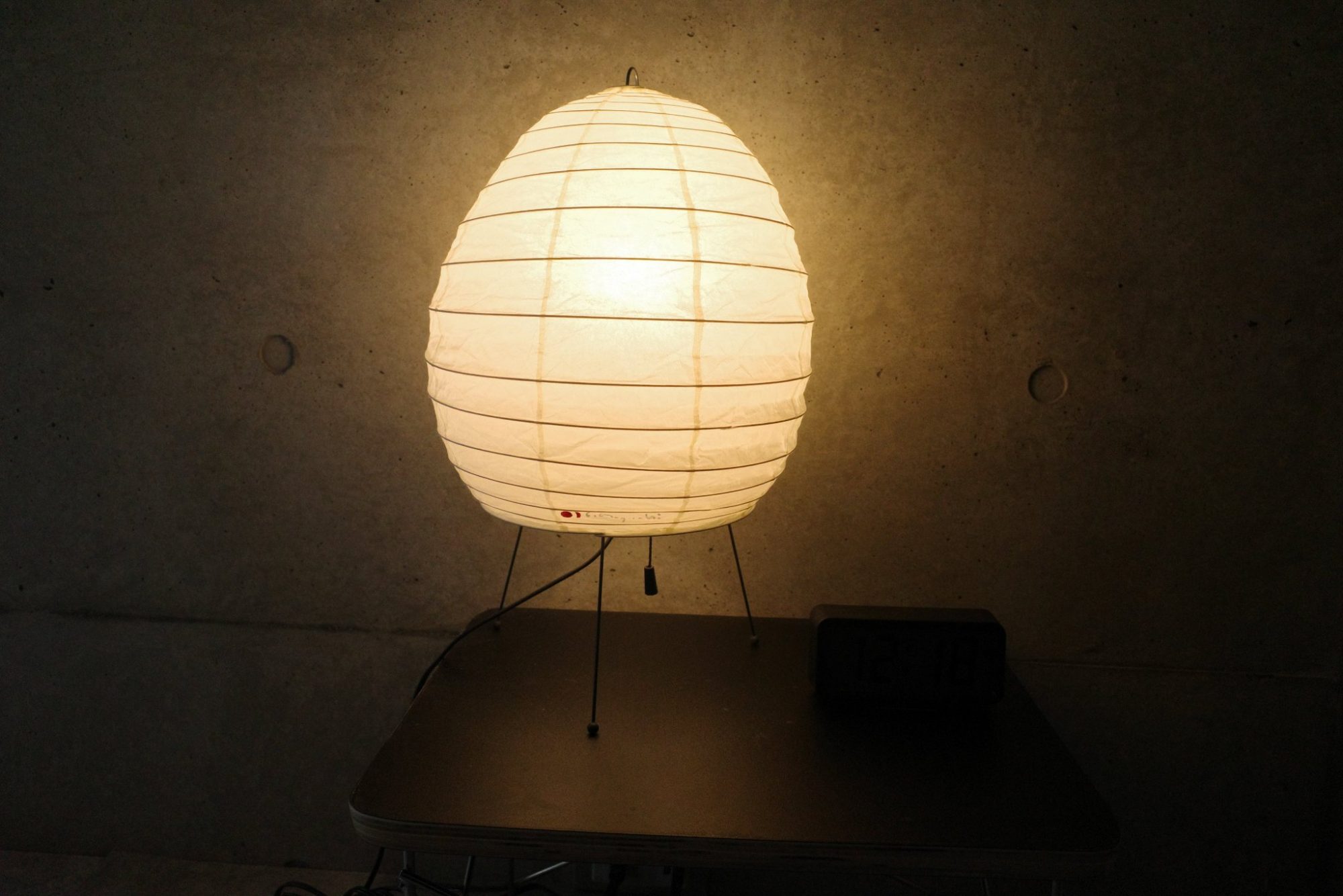 和紙と竹からなるイサム・ノグチの照明「AKARI」。提灯のような優しい光で、眠りにつくまでの時間を穏やかに過ごせそうです。(このお部屋を見る)