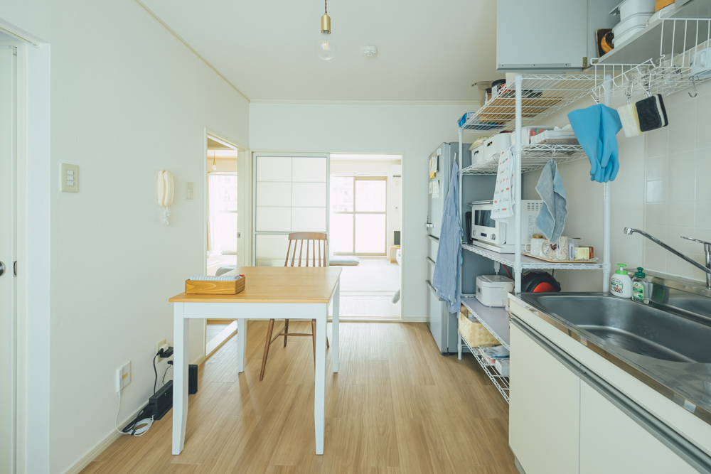 「IKEAで購入した大きめのダイニングテーブルを料理の作業台としても使っており、調理スペースが広く取れるため、実際にこの部屋に住み始めてから料理する機会も増えましたね。」