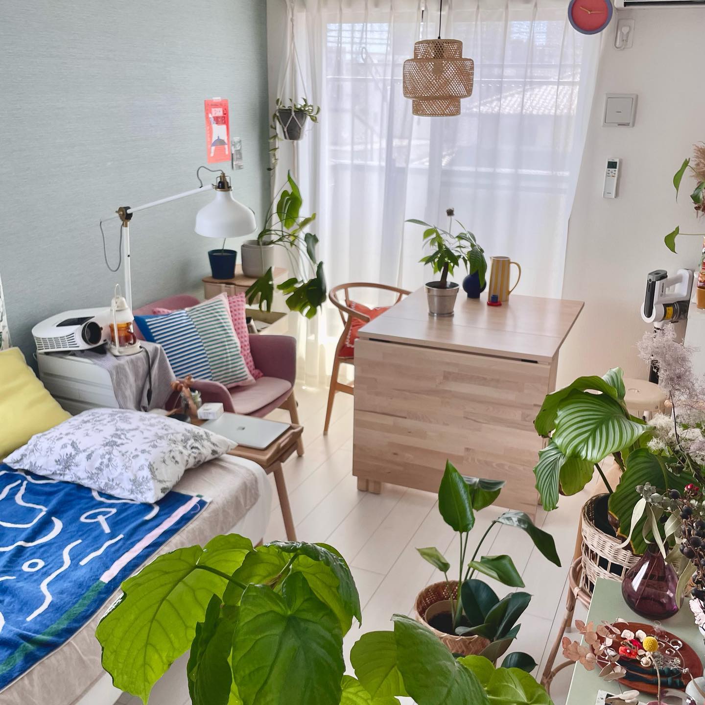 ブルーグリーンを中心にカラフルなアイテムをバランスよく使いながら、花や植物をたくさん取り入れた素敵な空間をつくられている、一人暮らし・9畳1Kのお部屋を拝見しました。