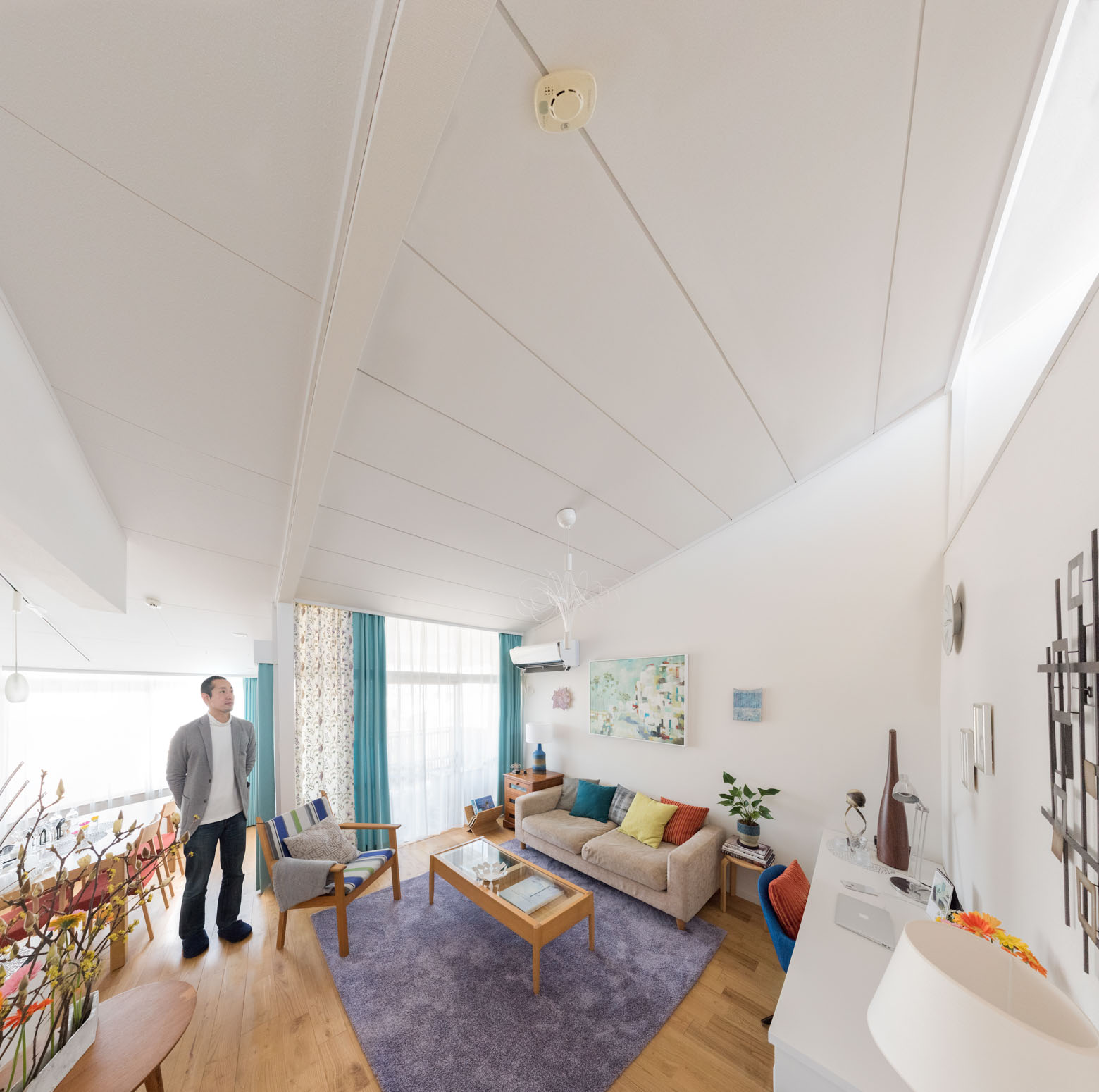 山口さんご夫妻のお部屋は、天井の高いリビングに絶妙なカラーコーディネートがされているのが印象的。