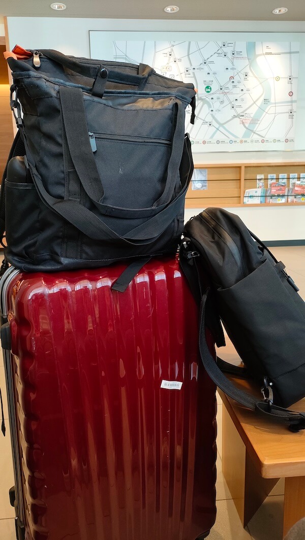 荷物は一週間の旅行用サイズのスーツケースとトートバックとリュックを一つずつ。季節の変わり目では実家に帰り、服を交換しているそう。