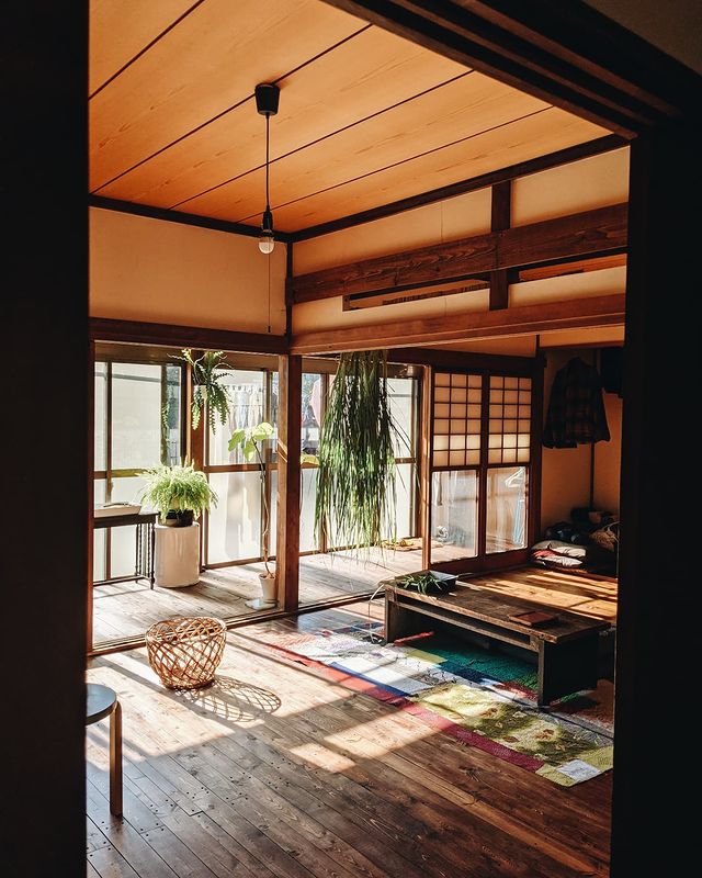 cano さんがご夫婦で二人暮らしをしていらっしゃるのは、東京郊外にある築50年の一軒家。縁側のある12畳のお部屋は旦那様、canoさんはキッチン・ダイニングと担当を決められて、古い建物の良さを活かしながら素敵な空間をつくっていらっしゃいます。