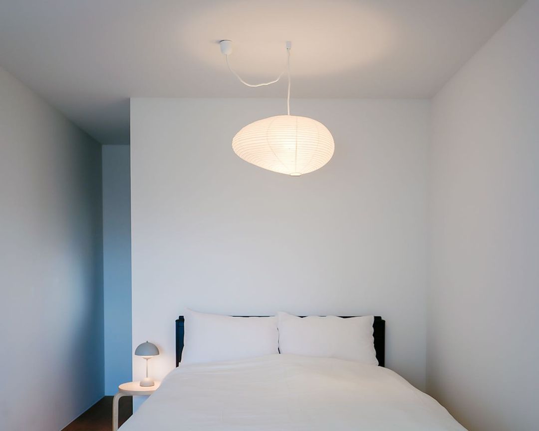 ベッドルームもシンプル。照明など、ひとつひとつこだわって選ばれていることを感じる、デザイン性の高いものばかりです。