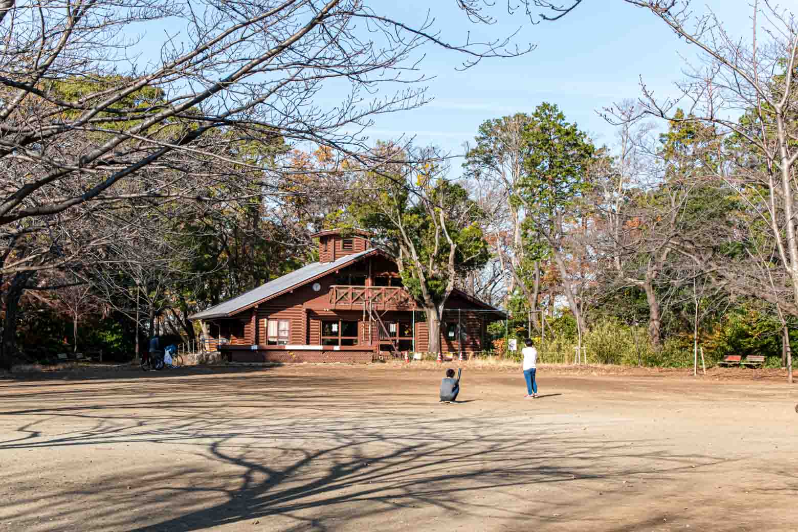 テニスコートやプールなどを備える自然公園「綱島公園」