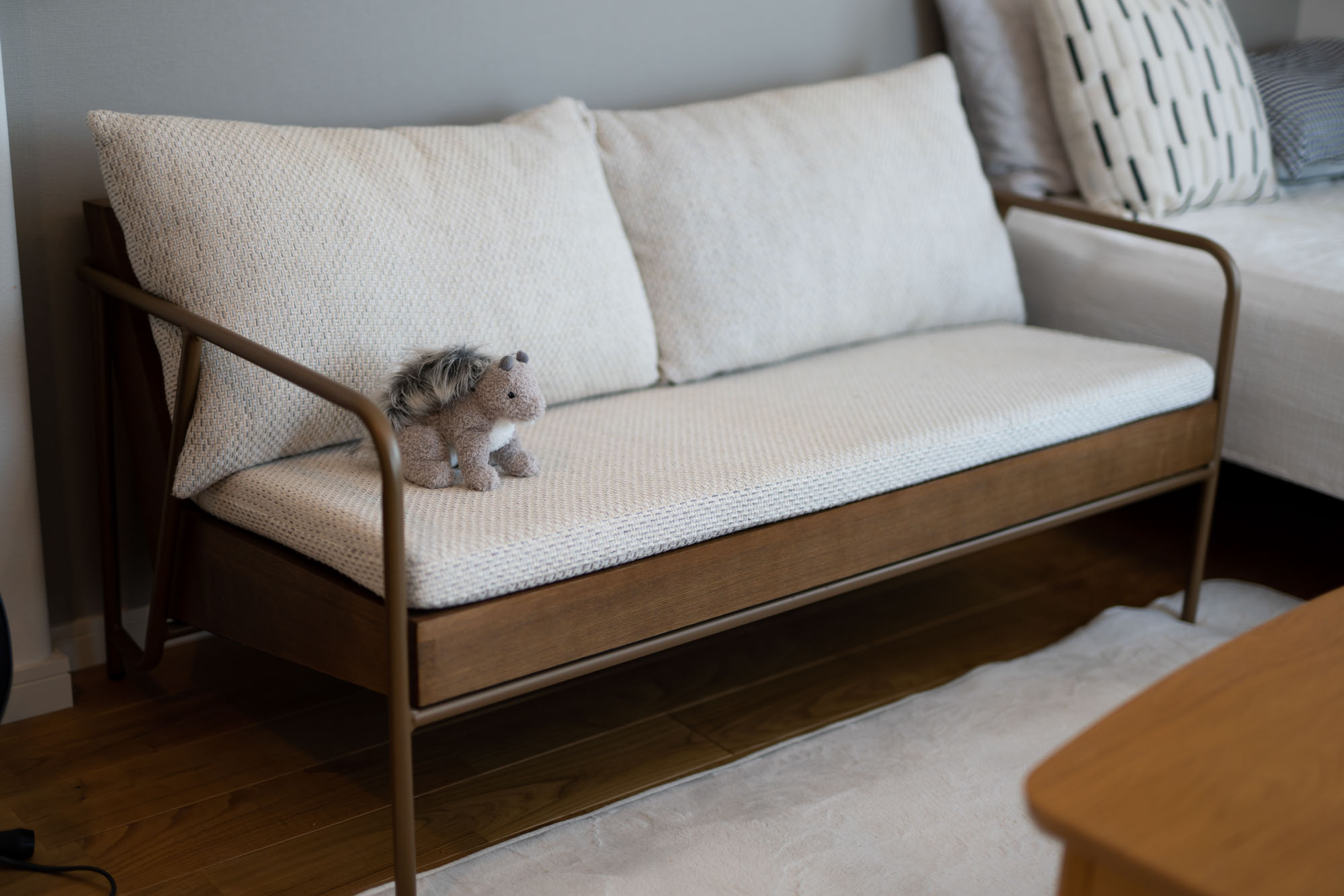 こちらはミツヨシで購入したソファ。「脚の色が床に似合うかなと思って購入しました。座面が固めなところも、個人的には気に入っています」
