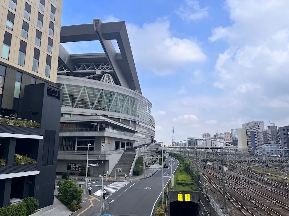 2000年に街びらきした「さいたま新都心駅」は、近未来的な雰囲気...！京浜東北線、上野東京ライン、宇都宮線、高崎線の4つが通っていて東京からのアクセスもバッチリです。