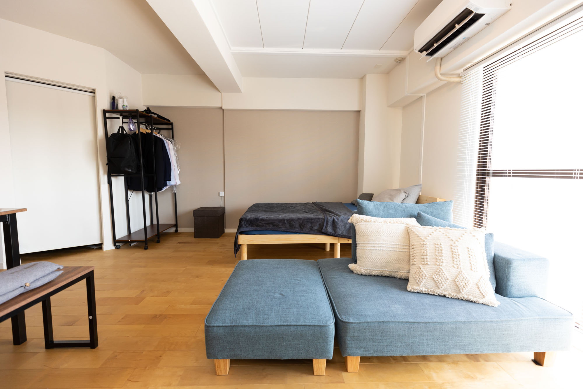 「airbnbのサービスアパートメントのような雰囲気」を意識されているというNaoyaさん。広いワンルームを家具の配置によってゆるくゾーン分けして使われています。