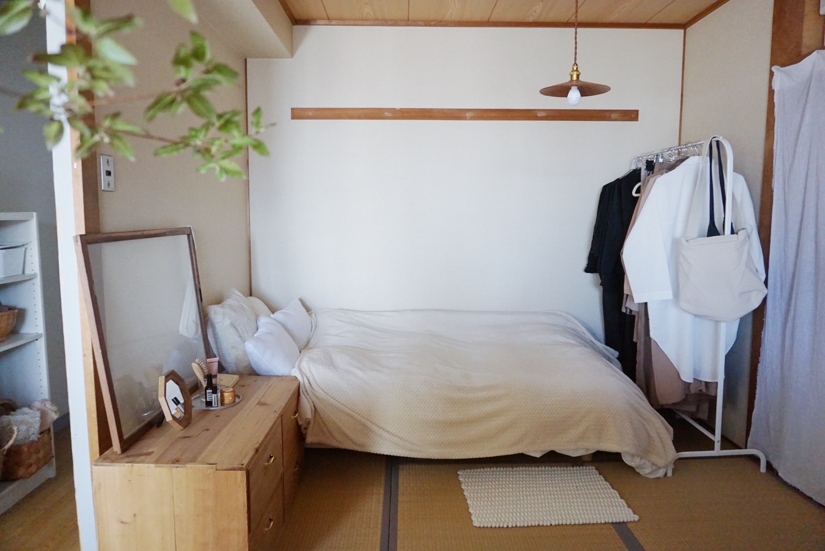 極力シンプルにした寝室。特に木製のペンダントライトは、和の雰囲気ともよく合っています。