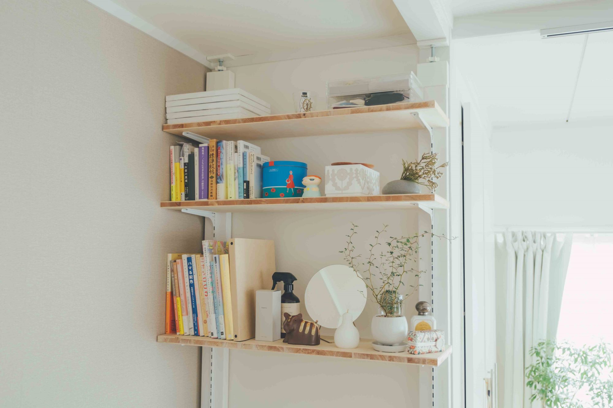 ラブリコを利用して、本や雑貨などを置くスペースを作成したお部屋。棚の高さを好きな位置に調節できるのが便利です。 