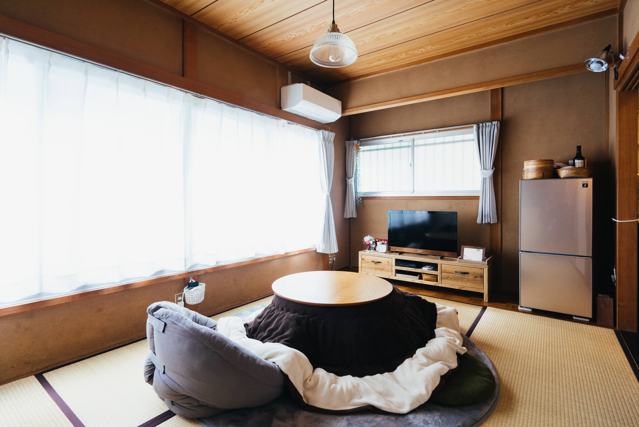 畳に砂壁の昔ながらの和室で一人暮らしされている小林さん。家具は、困ってから買うようにして、最低限のものですっきりと暮らしていらっしゃいます。