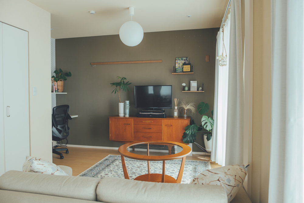 テレビボードなどの家具も、できるだけ扉や引き出しタイプの「クローズ」なものを選ぶのがポイント。余計なものは全て家具の中にしまうことで、生活感のないすっきりとした空間にできます。