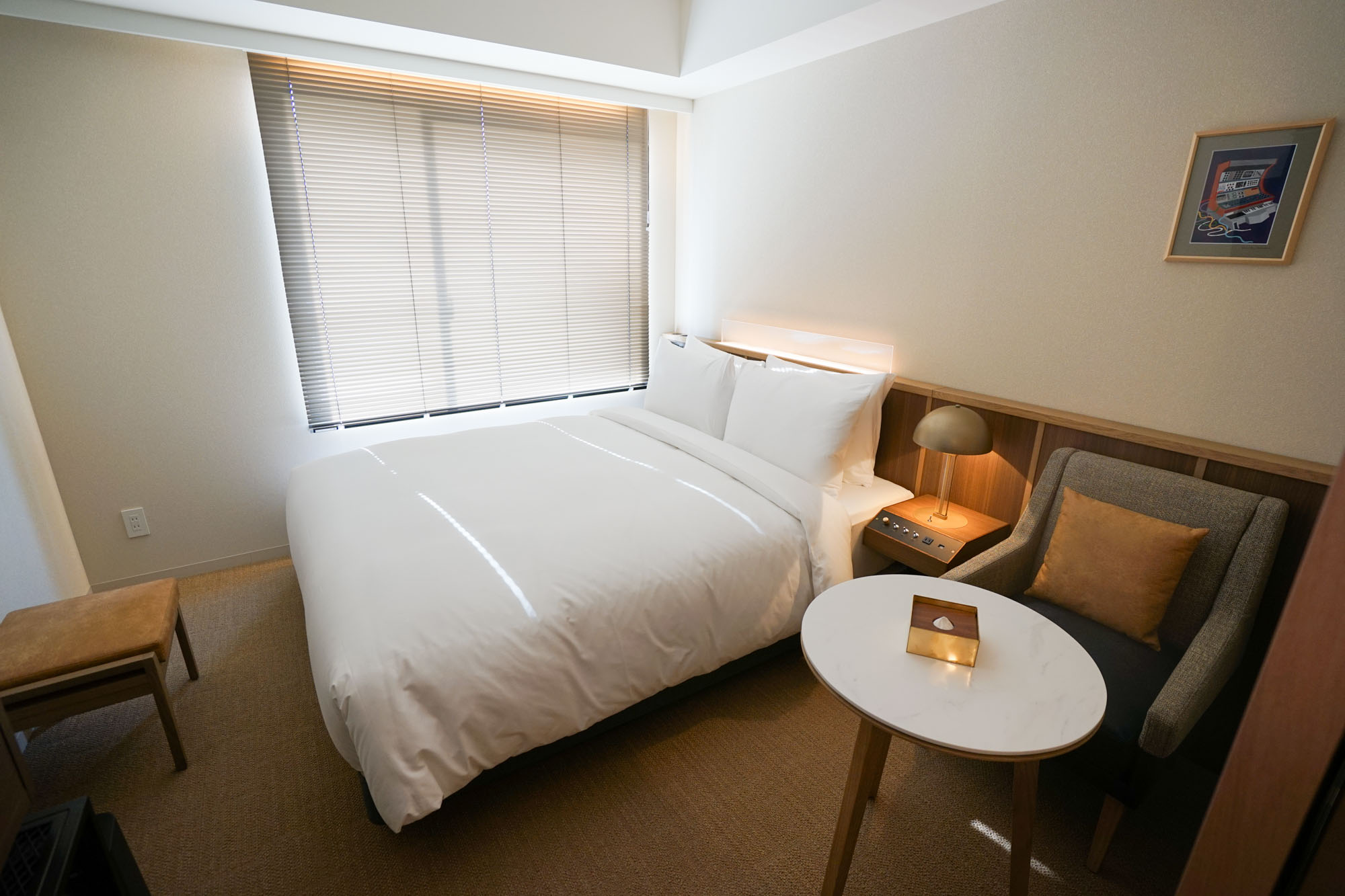 上質で広々としたベッドに、ソファ＋カフェテーブルでダイニングとリビングを兼ねた、ノーガホテル 秋葉原 東京。