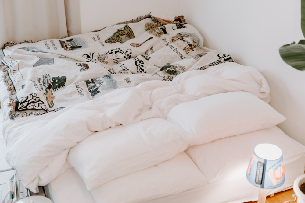 とことん寝心地にこだわって選ばれたというマットレス。寝具は、「和晒しダブルガーゼ」のカバーを使われています。