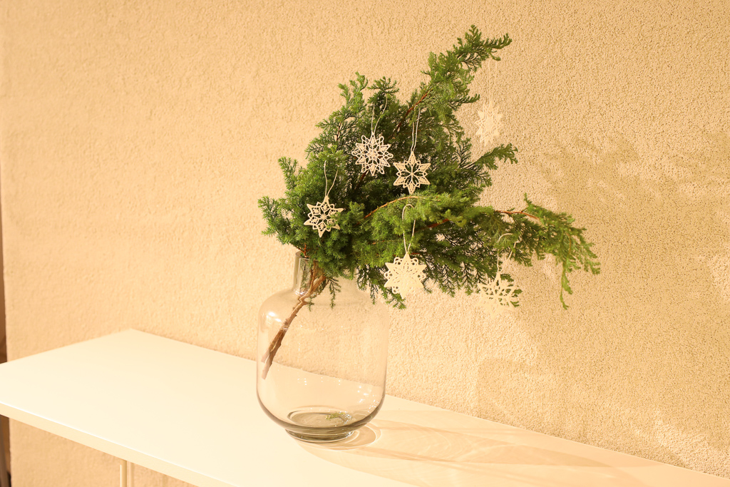 鉢植えのツリーは置けなくても、スギ類の枝物を飾って楽しむ方法も、生の枝物なら香りも楽しめます。（このアイデアはこちら）